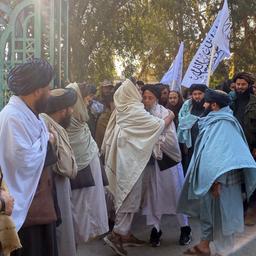 Zahlreiche Männer begrüßen Khan Mohammed in Dschalalabad (Afghanistan) nach einem Gefangenenaustausch mit den USA.