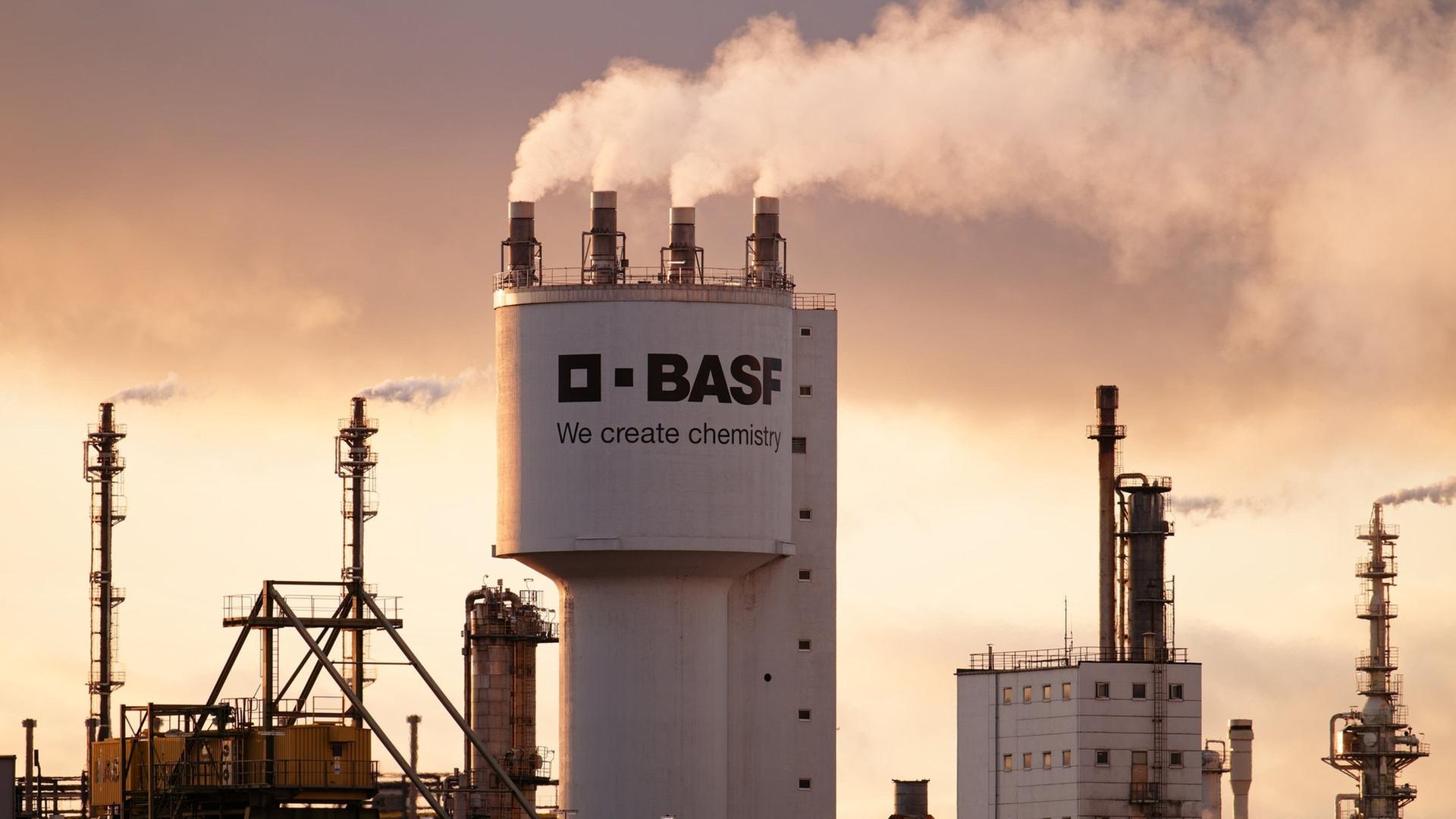 BASF legt bei Umsatz unerwartet deutlich zu