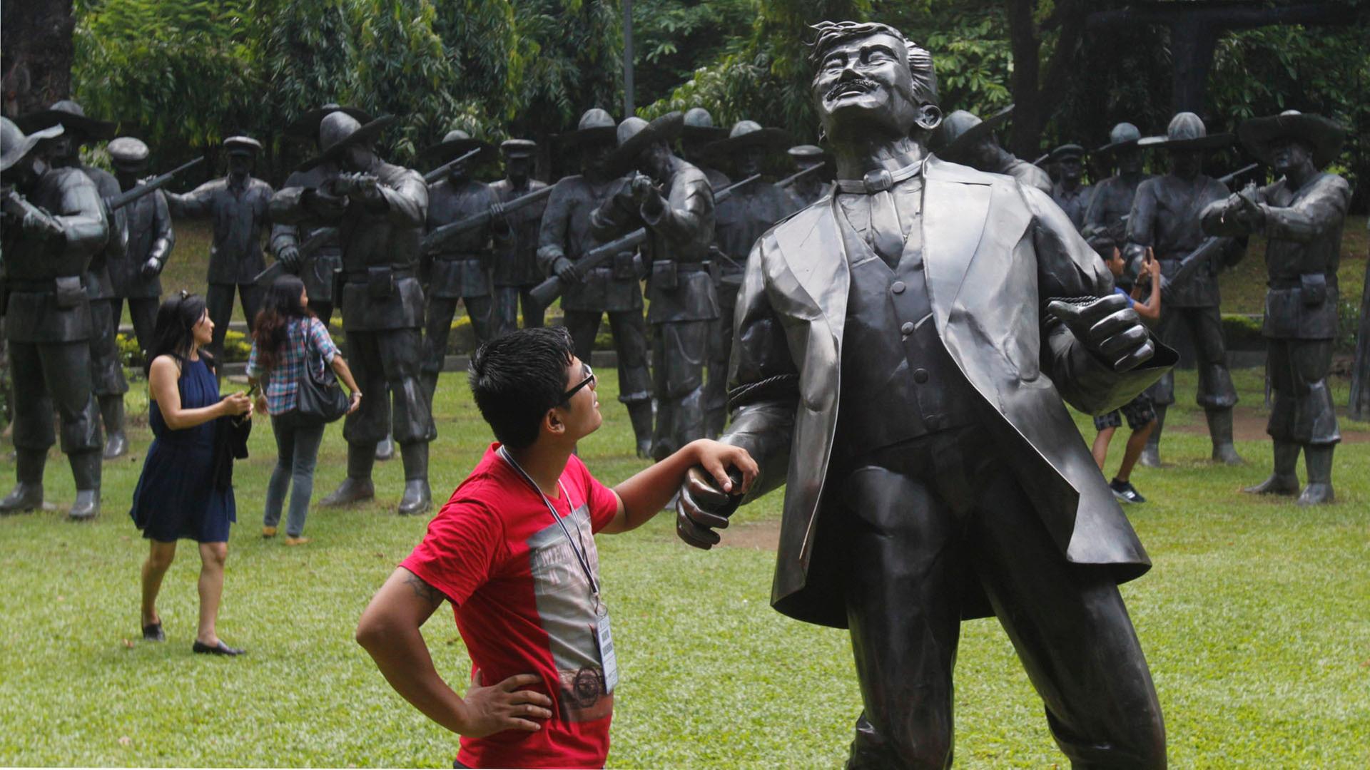 Filipinos besuchen eine Ausstellung über die Hinrichtung des philippinischen Nationalhelden Dr. Jose Rizal im Luneta Park in Manila. | picture alliance / Pacific Press