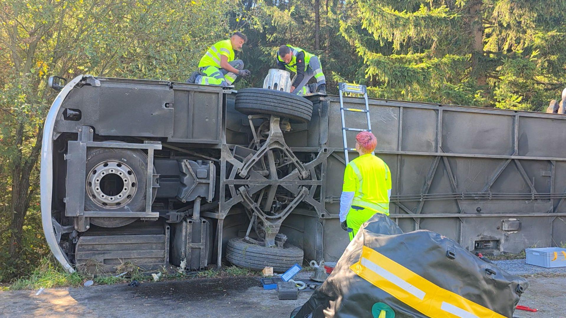 EinsatzkrÃ¤fte neben und auf dem umgestÃ¼rzten Reisebus. | Bayerischer Rundfunk 2026
