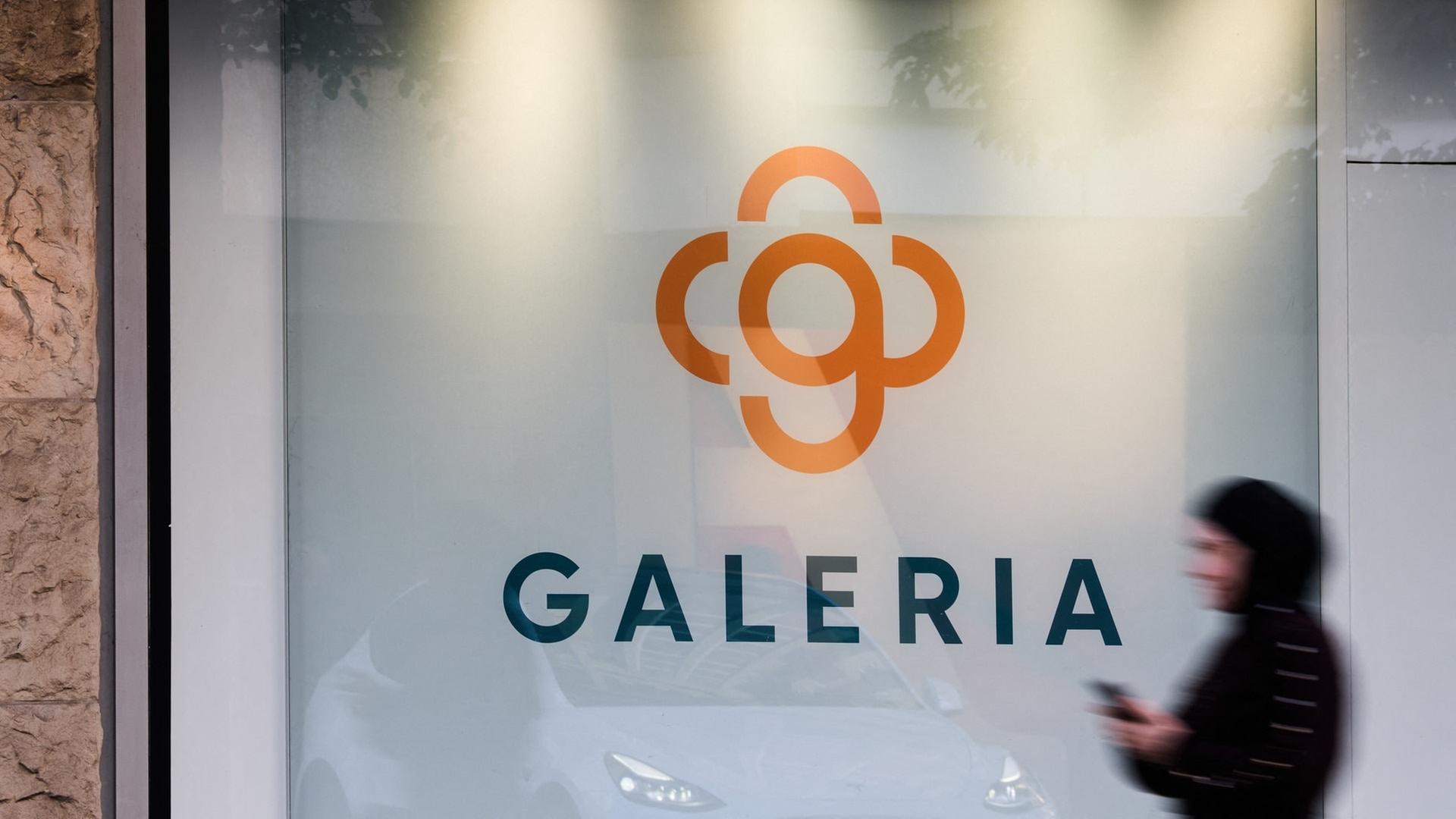 Eine Frau geht am Logo an einer Galeria Filiale entlang. | dpa Bildfunk, picture alliance/dpa | Rolf Vennenbern