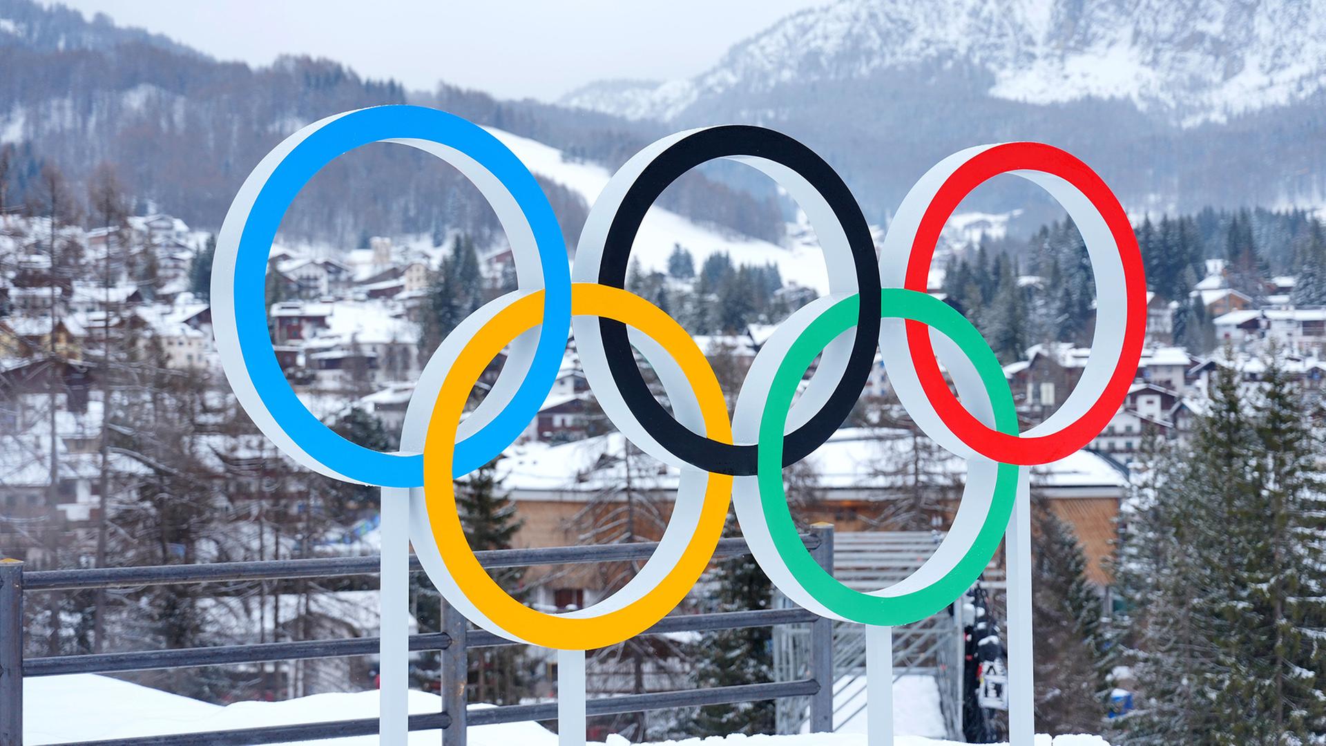 Blick auf die olympischen Ringe in Cortina D'ampezzo. | Michael Kappeler/dpa
