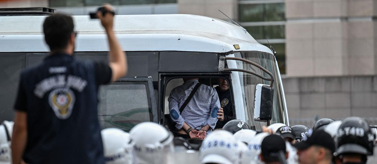Die türkische Polizei nimmt vor dem Gerichtsgebäude in Istanbul Demonstranten fest.