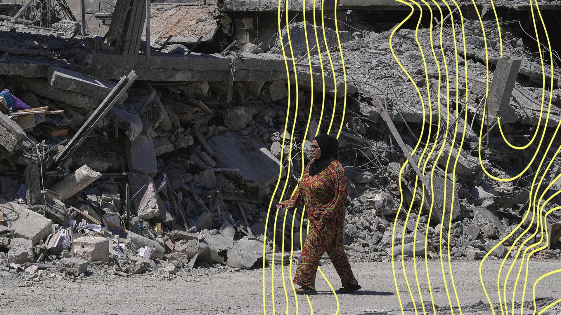 Eine Frau in einem Kleid läuft an Trümmern eines Hausses vorbei. | picture alliance / AP Photo/Mohammed Zaatari | Mohammed Zaatari