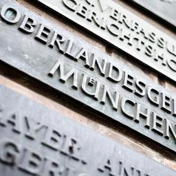 Die Schriftzüge "Bayer. Verfassungsgerichtshof", "Oberlandesgericht München" und "Bayer. Anwaltsgerichtshof" sind auf Schildern am Eingang des Gerichtsgebäudes vom Oberlandesgericht zu sehen.