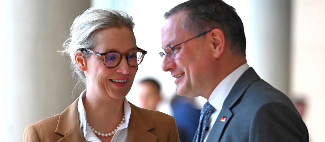Alice Weidel unterhält sich mit Tino Chrupalla.