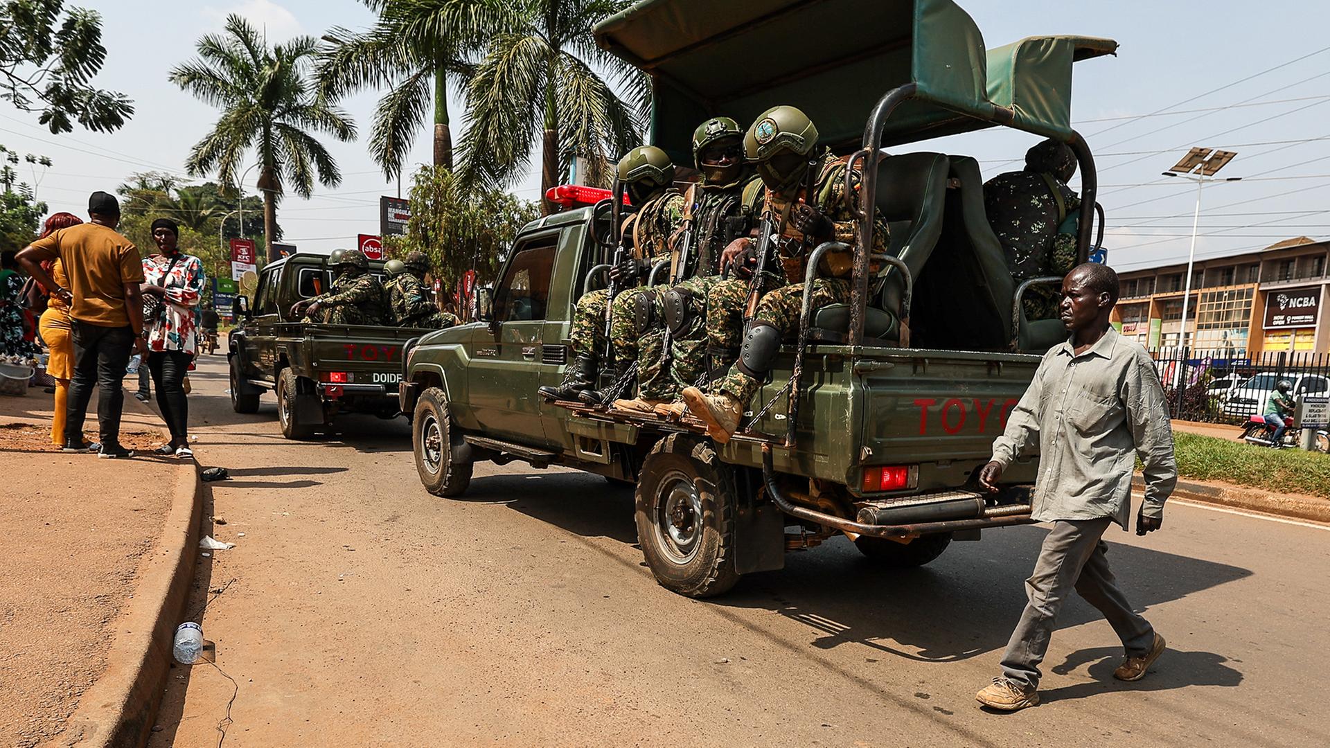 Ugandische Sicherheitskräfte patrouillieren in Kampala. | EPA