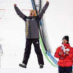 Es ist die Sensation: Der Skispringer Philipp Raimund hat am Montagabend für Team Deutschland die zweite Goldmedaille gewonnen. Für den Sportler aus Göppingen ist es der Wettbewerb seines Lebens. Und wir starten mit dem Ticker des Lebens!
