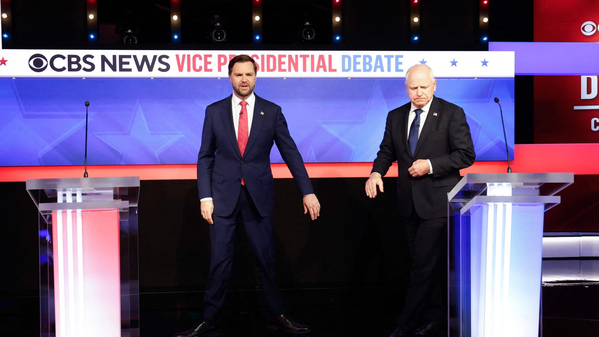 JD Vance und Tim Walz betreten ein TV-Studio kurz vor Beginn ihrer Debatte