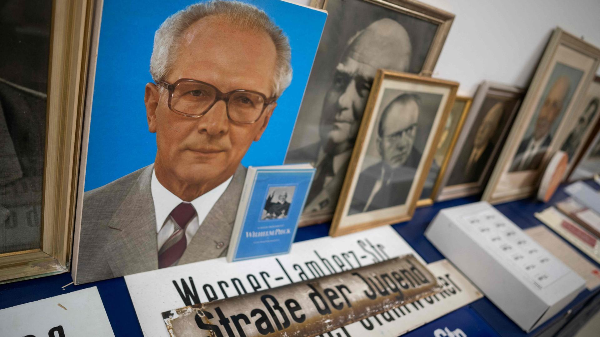Ein PortrÃ¤t von Erich Honecker und ehemalige DDR-StraÃenschilder im Depot des DDR-Museums in Berlin | AFP