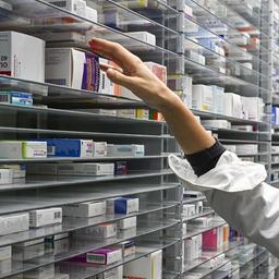 In einer Apotheke liegen Medikamente und Arzneimittel in einem Medikamentenlager bereit.