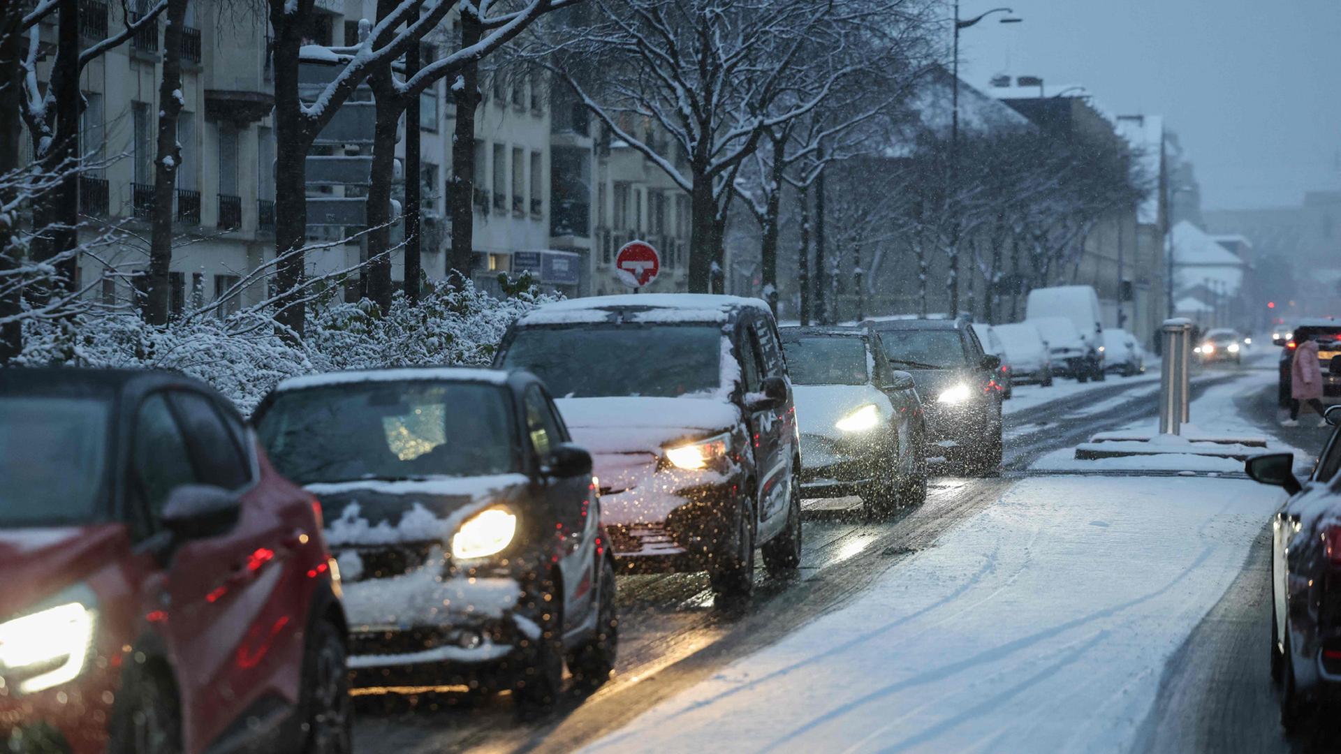 Schnee und Eis: Verkehrschaos in Paris, Flugausfälle in Amsterdam