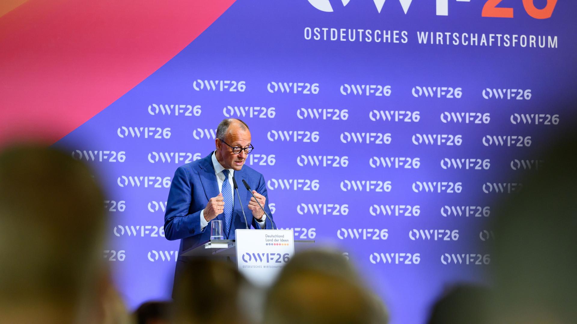 Bundeskanzler Friedrich Merz (CDU) spricht auf dem Ostdeutschen Wirtschaftsforum in Bad Saarow, Brandenburg | Patrick Pleul/dpa
