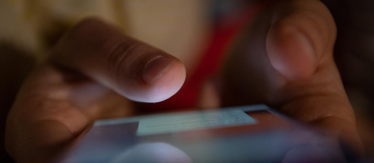 Ein Smartphone wird gehalten. | dpa Ein Smartphone wird gehalten.