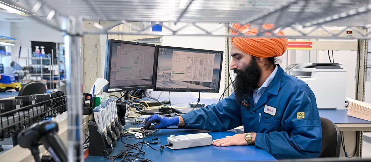 Hajrit Singh an seinem Arbeitsplatz bei der Firma Siemens Healthineers.