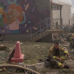 Ein Feuerwehrmann sitzt in den Trümmern des von einer Rakete getroffenen Kindderkrankenhauses Ochmatdyt in Kiew.