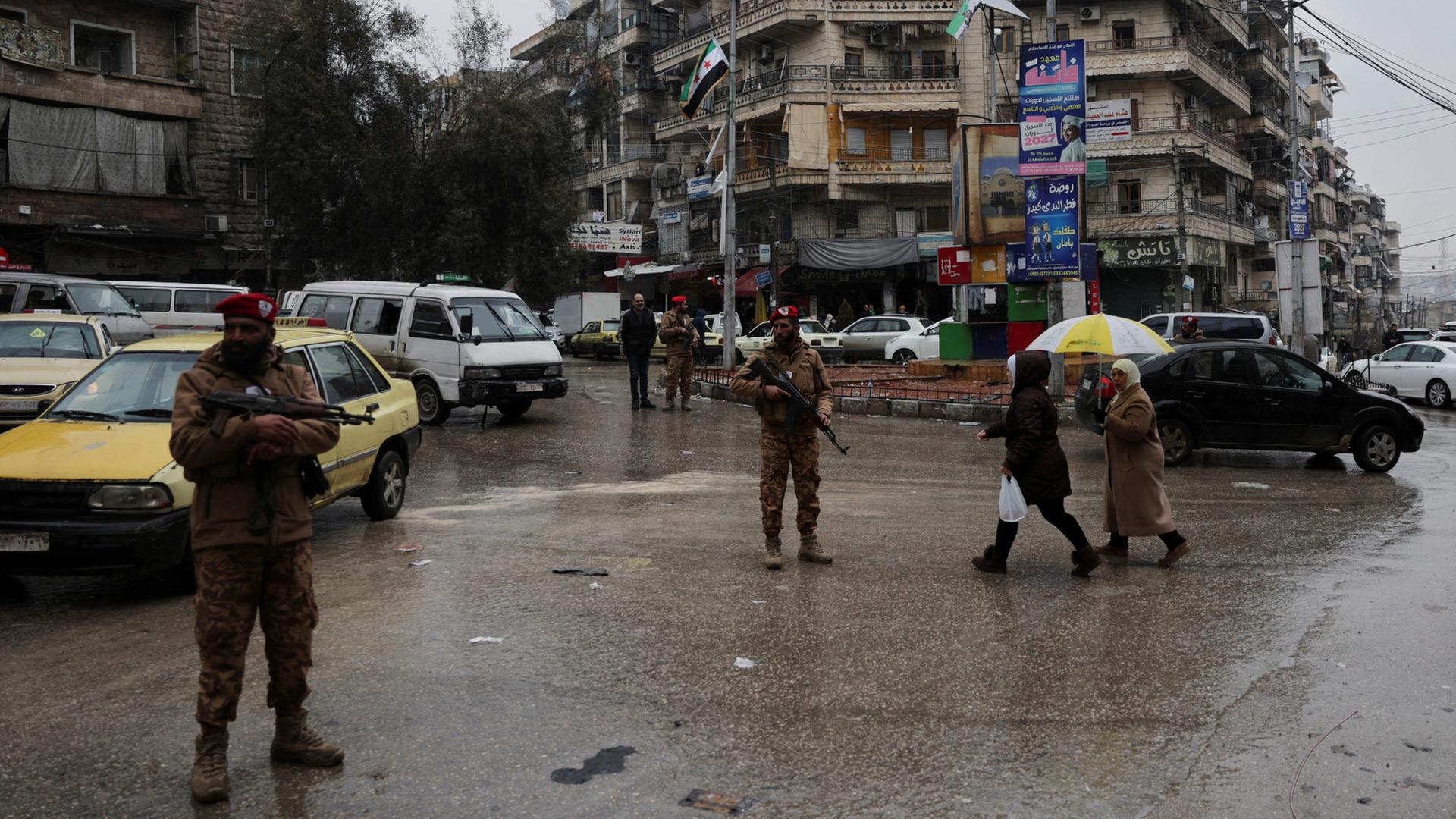 Zivilisten und bewaffnete Sicherheitskräfte in Aleppo | REUTERS