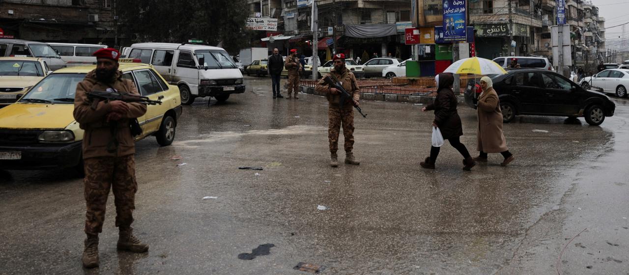 Zivilisten und bewaffnete Sicherheitskräfte in Aleppo