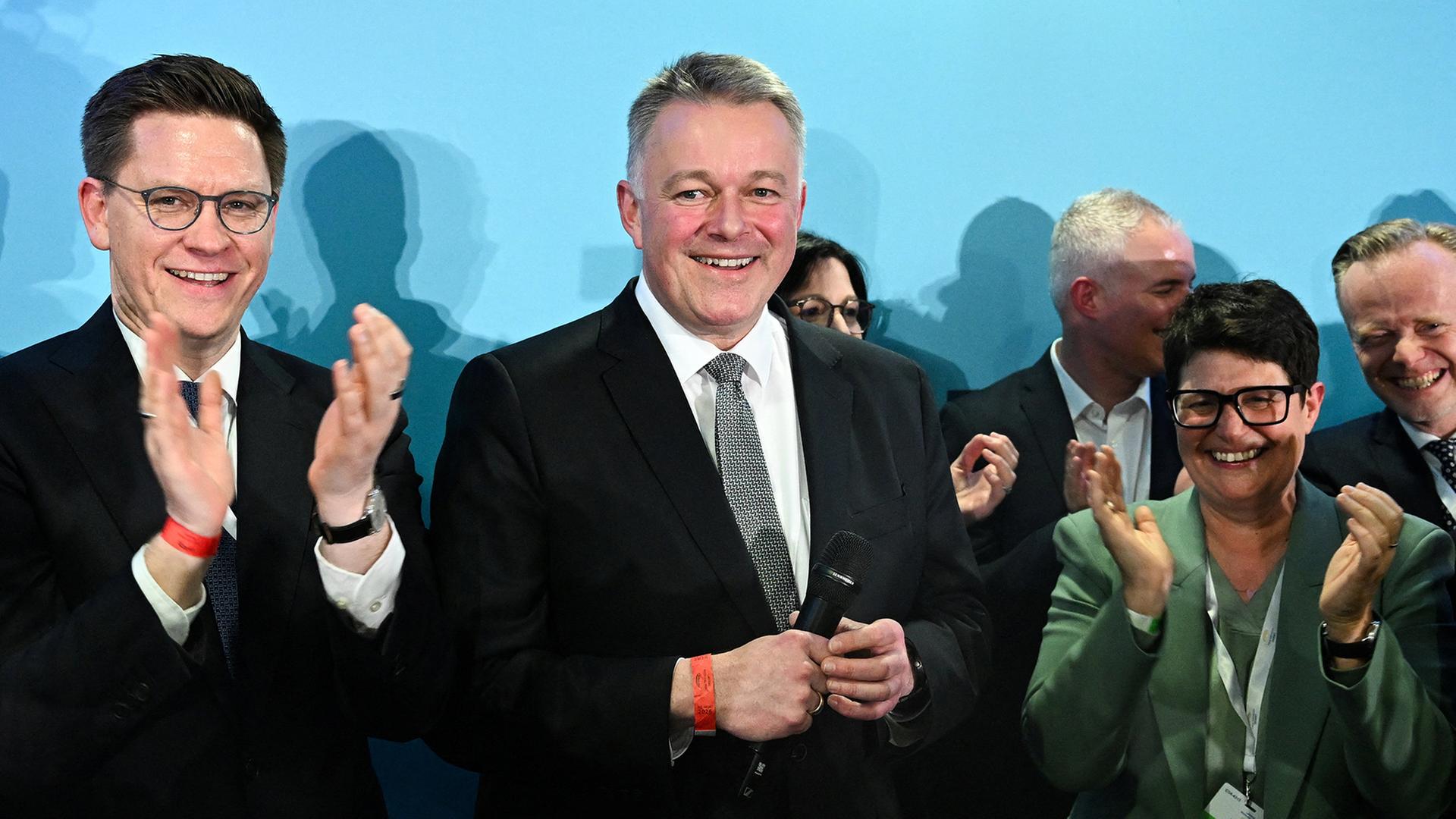 Gordon Schnieder steht zwischen jubelnden Anh�ngern der CDU auf der Wahlparty der CDU Rheinland-Pfalz. | REUTERS