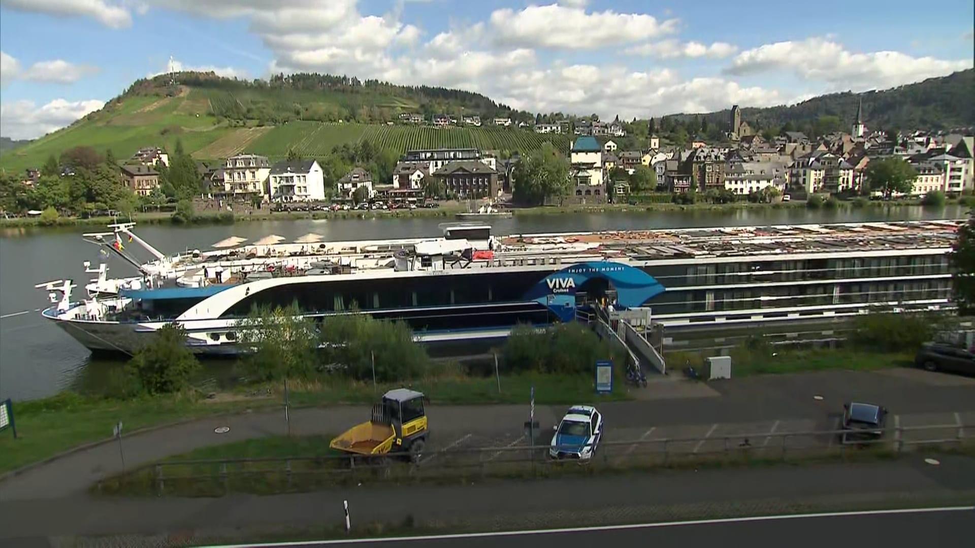 Schiffsunfall auf Mosel: Passagierschiff prallt gegen Brücke