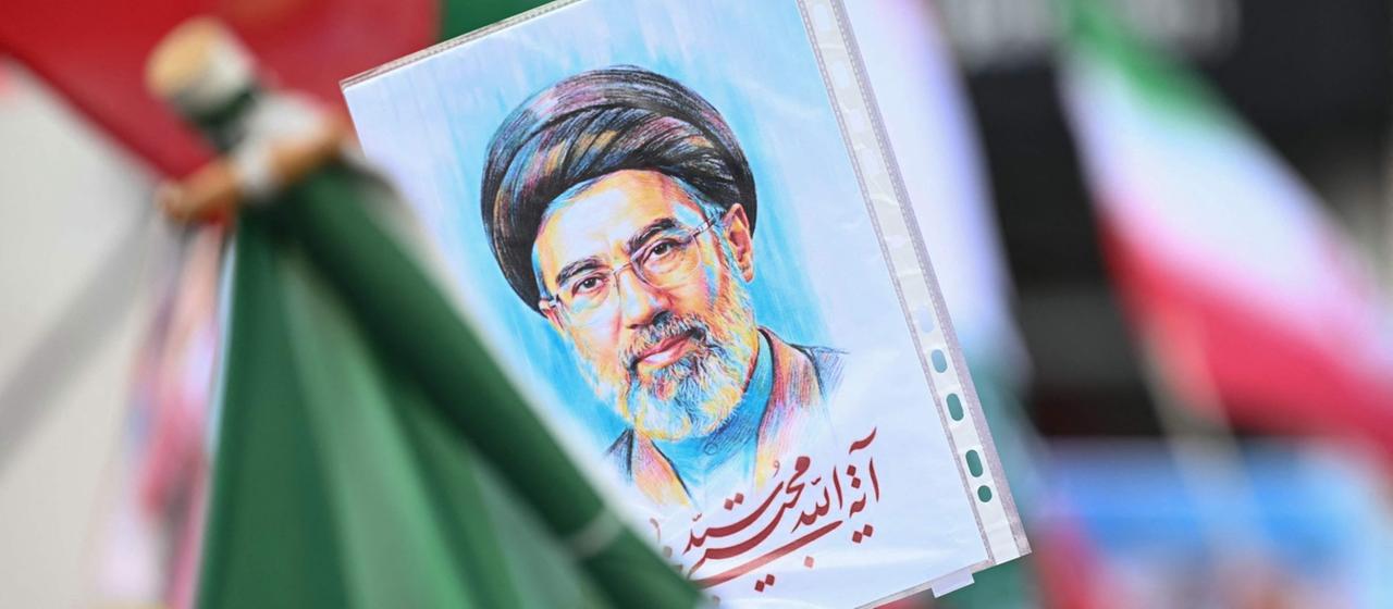 Eine Zeichnung stellt Modschtaba Chamenei dar.