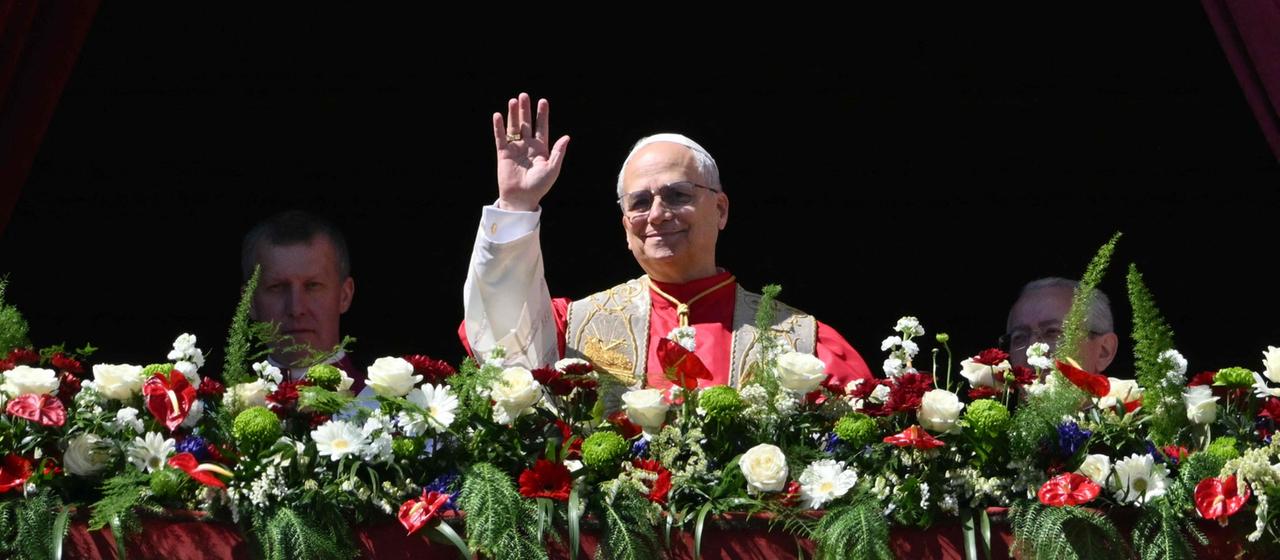 Papst Leo XIV. auf dem Balkon des Petersdoms
