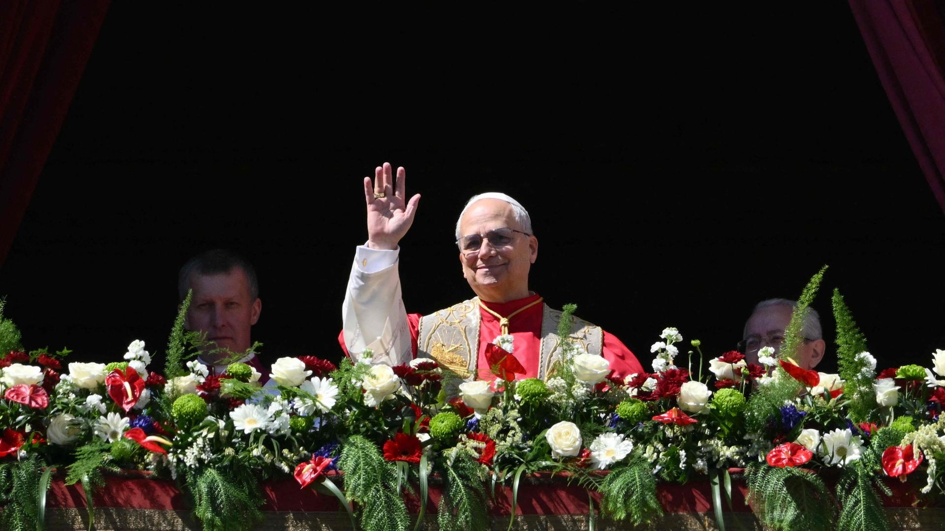 Papst Leo XIV. auf dem Balkon des Petersdoms | AFP
