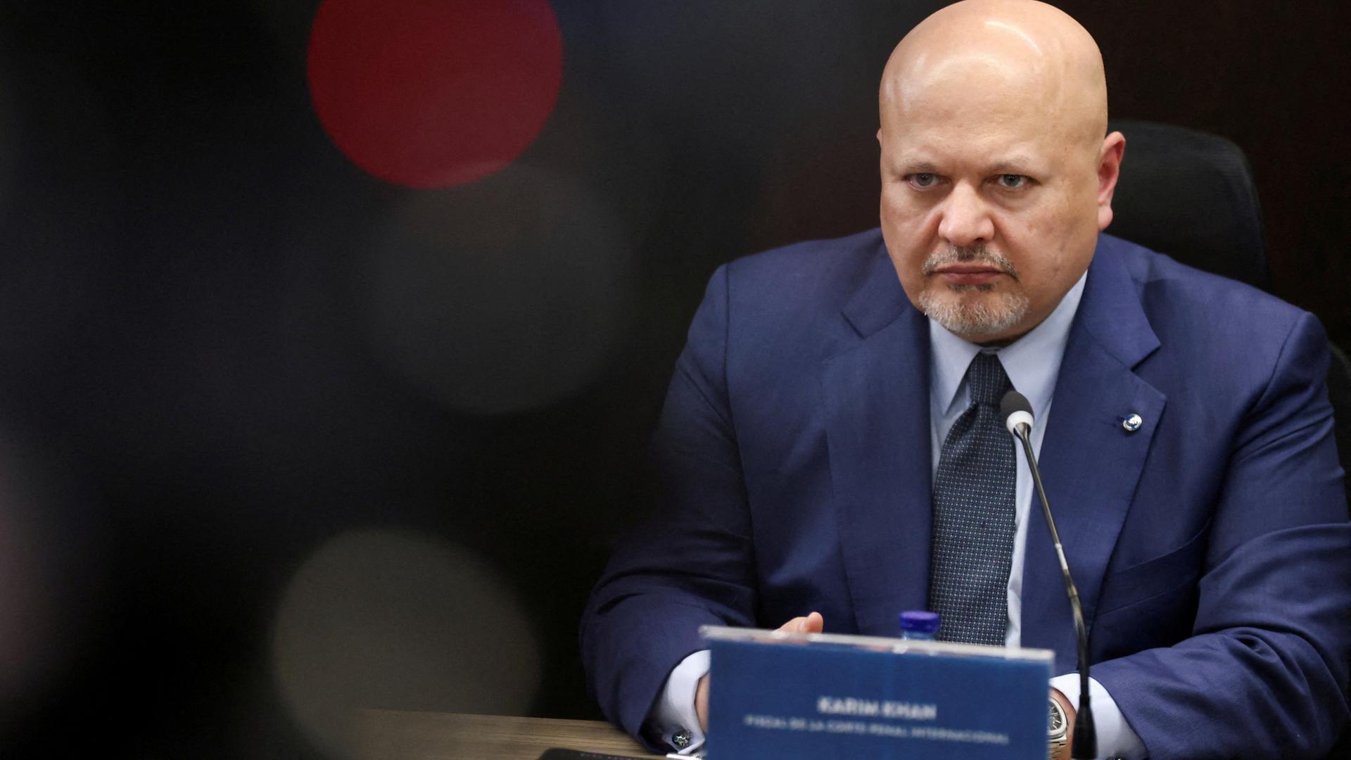 Karim Khan sitzt vor einem Namensschild | REUTERS