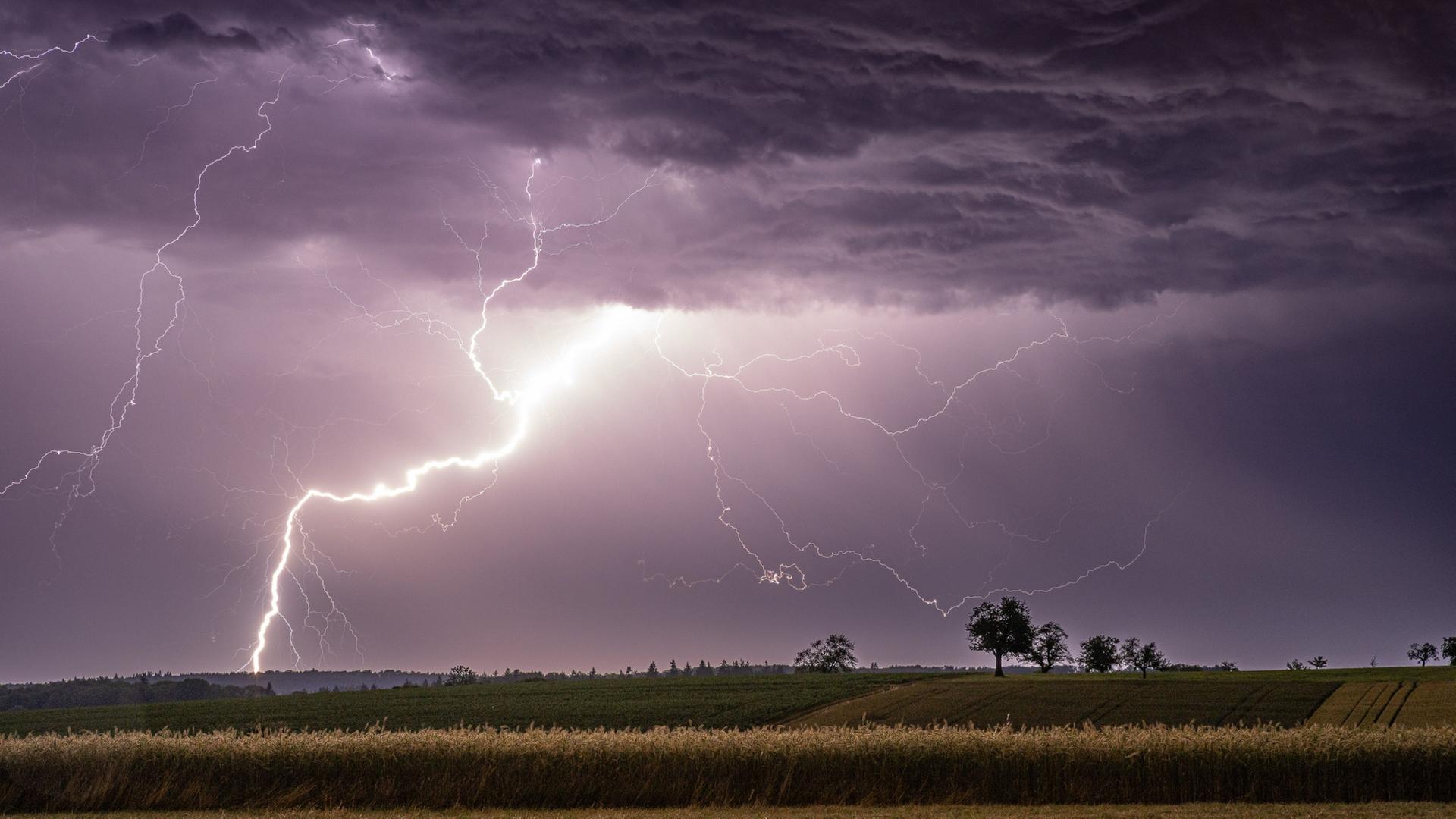 Ein Blitz zuckt bei einem Sommergewitter in der Nacht über den Himmel.  | Alexander Wolff/onw-images/dpa