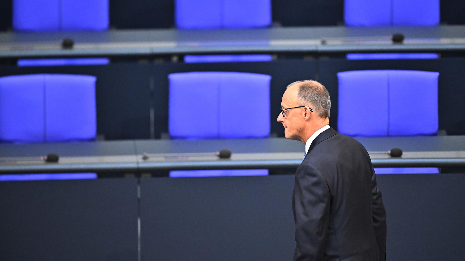 Friedrich Merz vor leeren Sitzen im Bundestag | dpa