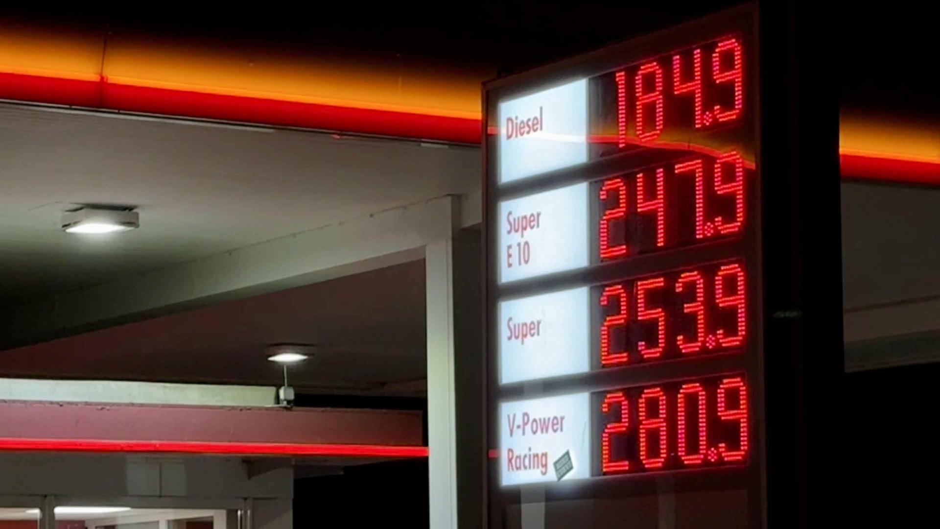 Die Preise an der Autobahntankstelle Lichtendorf Nord am Montagabend: 1,84.9 Euro pro Liter Diesel. | WDR/Felix Tusche