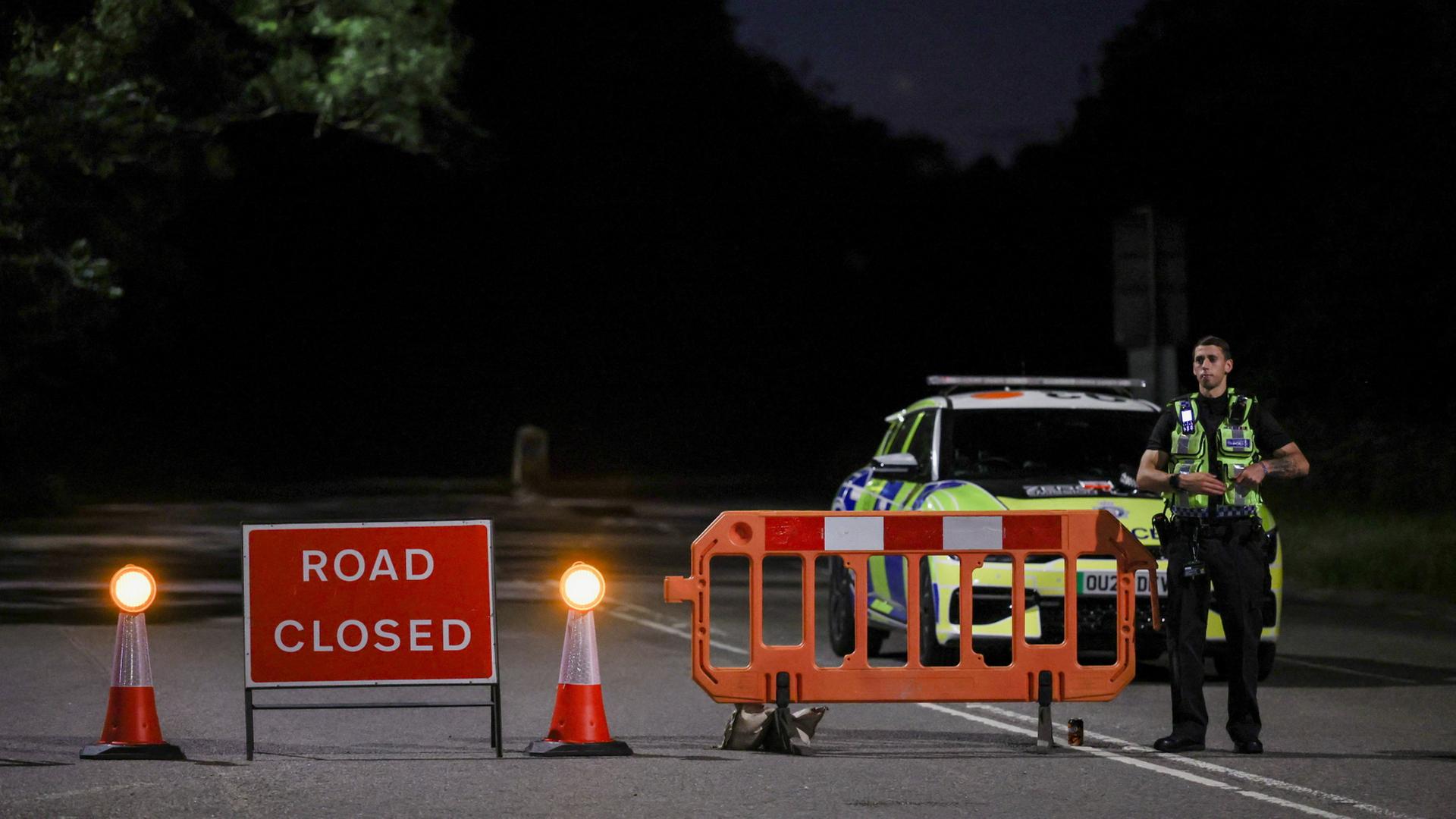 Ein britischer Polizist steht vor einer Straßensperrung | REUTERS