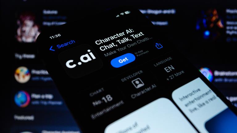 Die App Character.AI wird im App Store auf einem iPhone mit der Website im Hintergrund angezeigt
