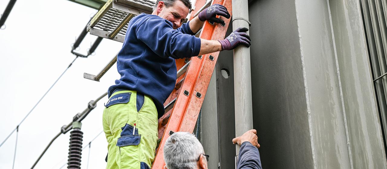 Männer führen Reparaturen durch.