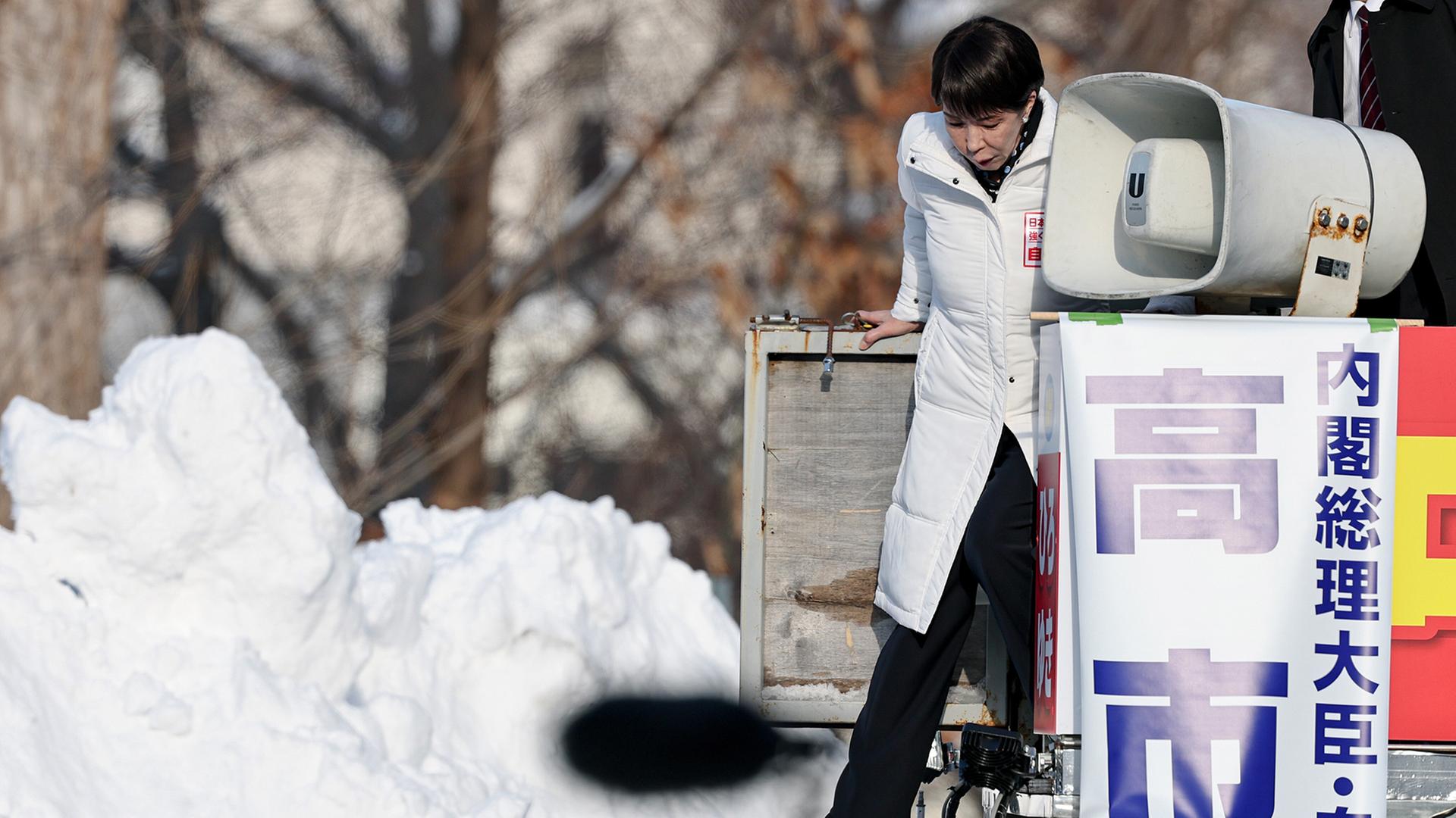 Sanae Takaichi steigt in Sapporo-Teine aus einem Wahlkampffahrzeug. | picture alliance / Jiji Press