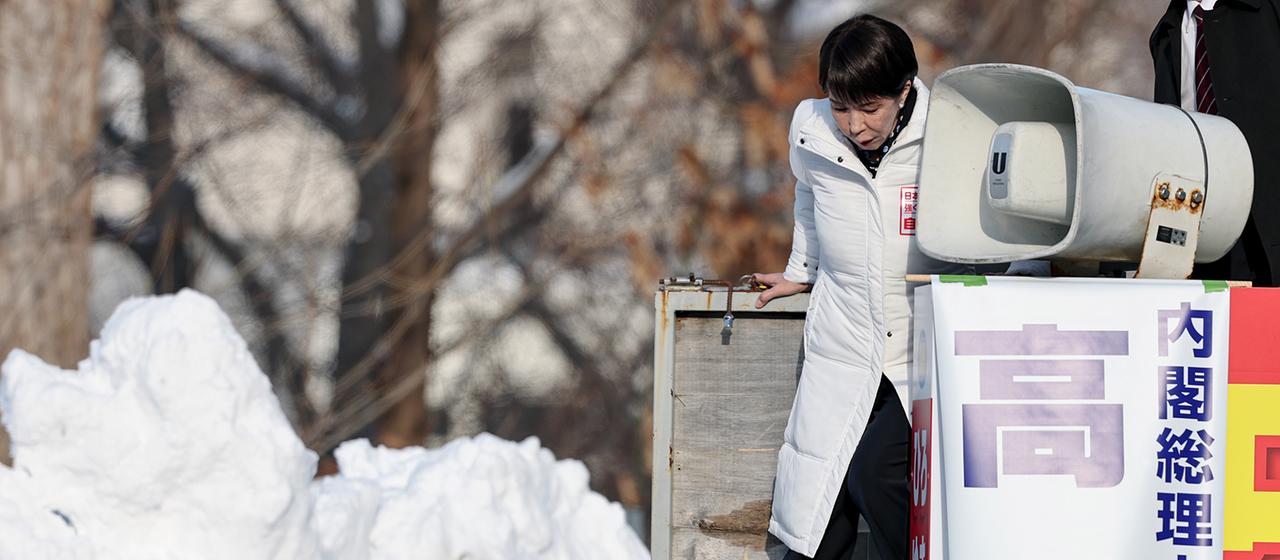 Sanae Takaichi steigt in Sapporo-Teine aus einem Wahlkampffahrzeug.