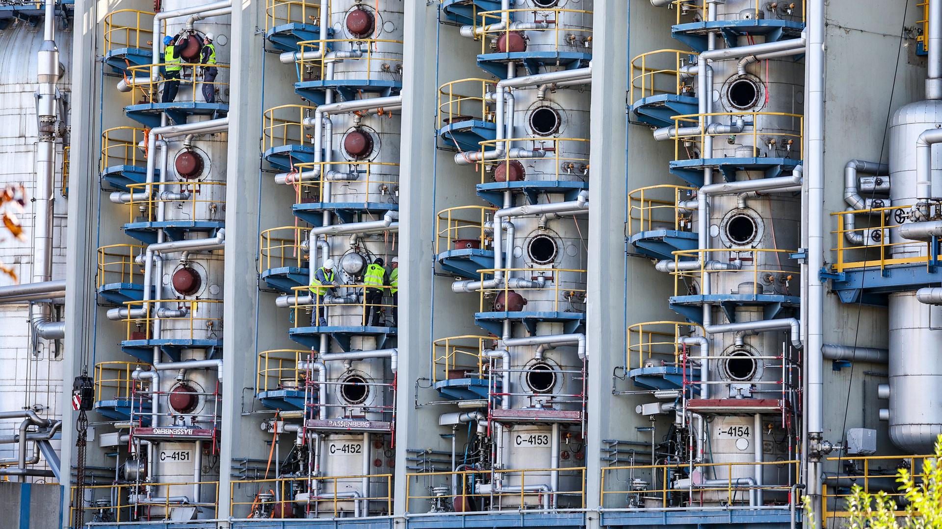 Arbeiter bei der Domo Chemicals in Leuna. | picture alliance/dpa