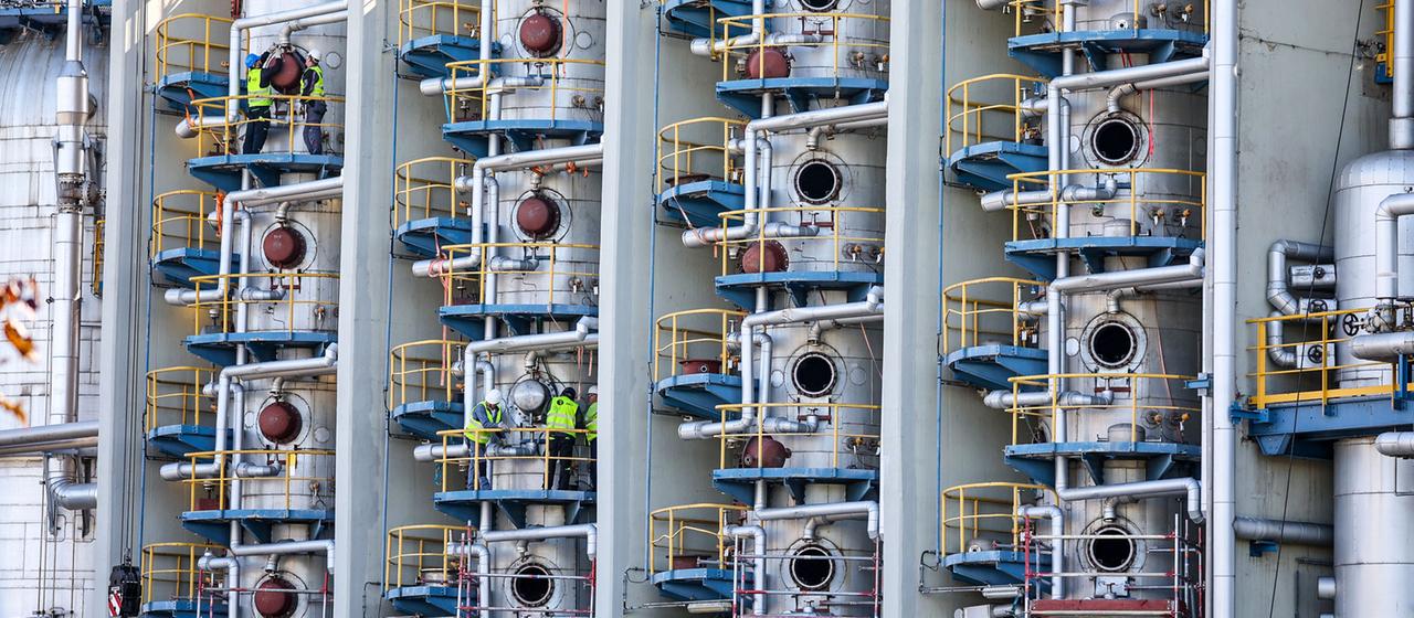 Arbeiter bei der Domo Chemicals in Leuna.