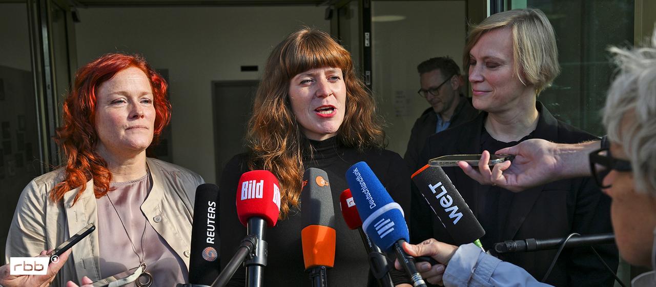 Bettina König (SPD, l-r), Kerstin Wolter (Die Linke) und Nina Stahr (Bündnis 90/Die Grünen) mit Journalisten. ( Quelle: picture alliance/dpa/Sören Stache)