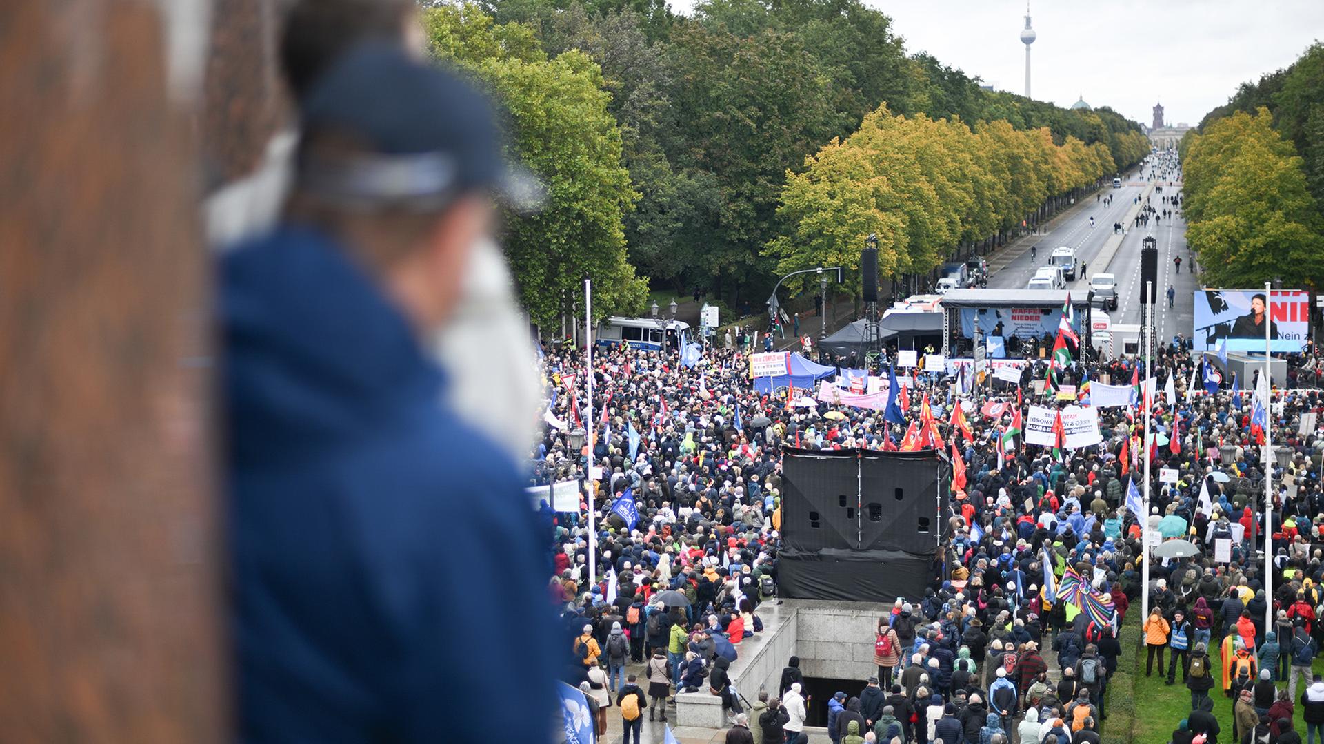 Sahra Wagenknecht, Parteivorsitzende von BSW, spricht während einer Demonstration des Bündnisses „Nie wieder Krieg“. (Quelle: dpa/Gollnow)