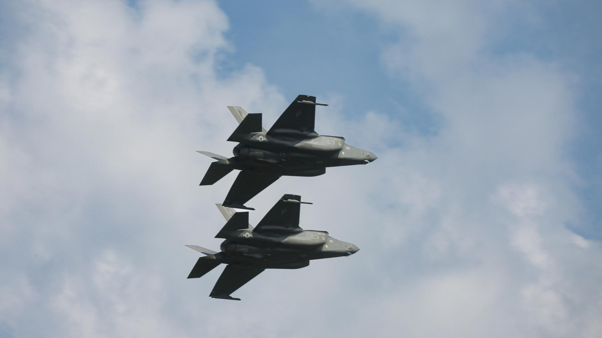 F-35-Jets der polnischen Luftwaffe fliegen am Himmel. | dpa