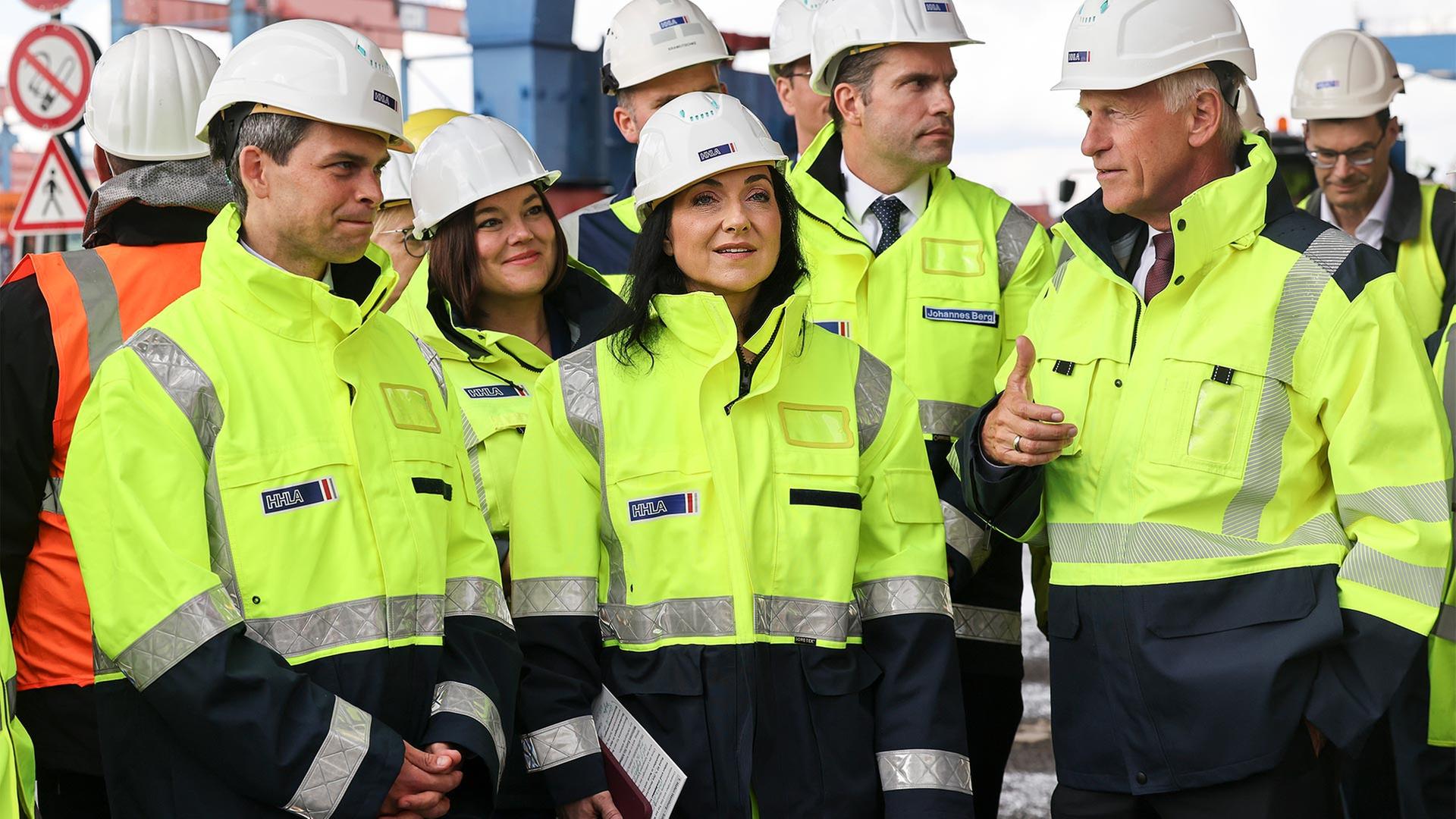 Christoph Ploß (CDU, l-r), Maritimer Koordinator der Bundesregierung, Katharina Fegebank (lBündnis 90/Die Grünen), Zweite Bürgermeisterin von Hamburg und Senatorin für Umwelt, Klima, Energie und Agrarwirtschaft, Katherina Reiche (CDU), Bundesministerin für Wirtschaft und Energie, Johannes Berg, Director Corporate Affairs der HHLA, und Jens Meier, Geschäftsführer Hamburg Port Authority (HPA), bei einem Pressetermin. | picture alliance/dpa
