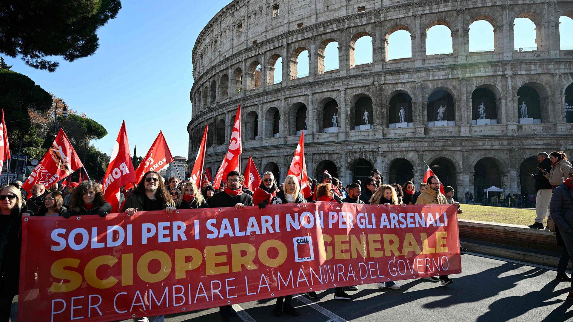 Menschen in Rom nehmen an einer Demonstration teil. | AFP