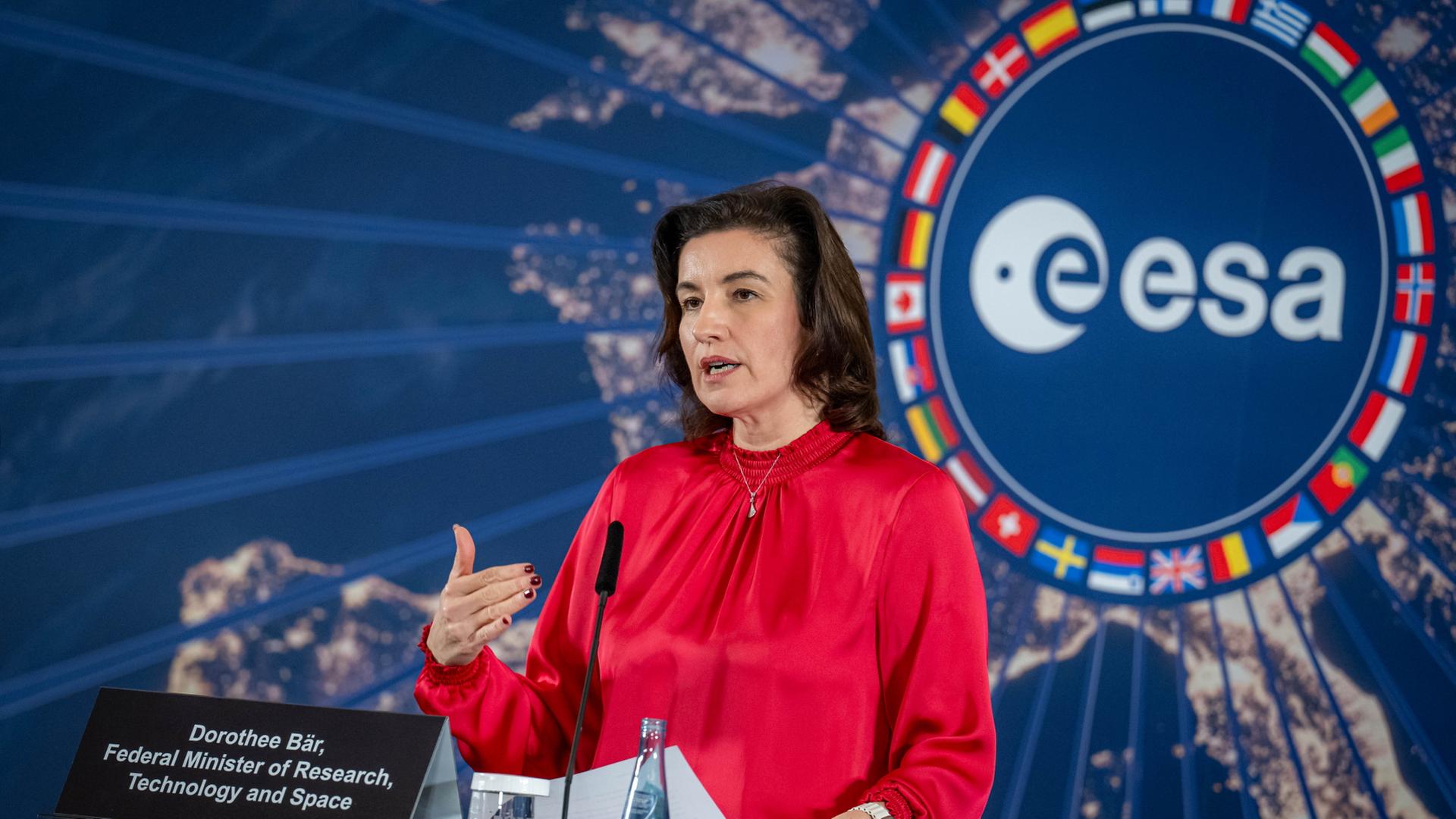 Dorothee BÃ¤r steht vor dem Logo der esa. | dpa