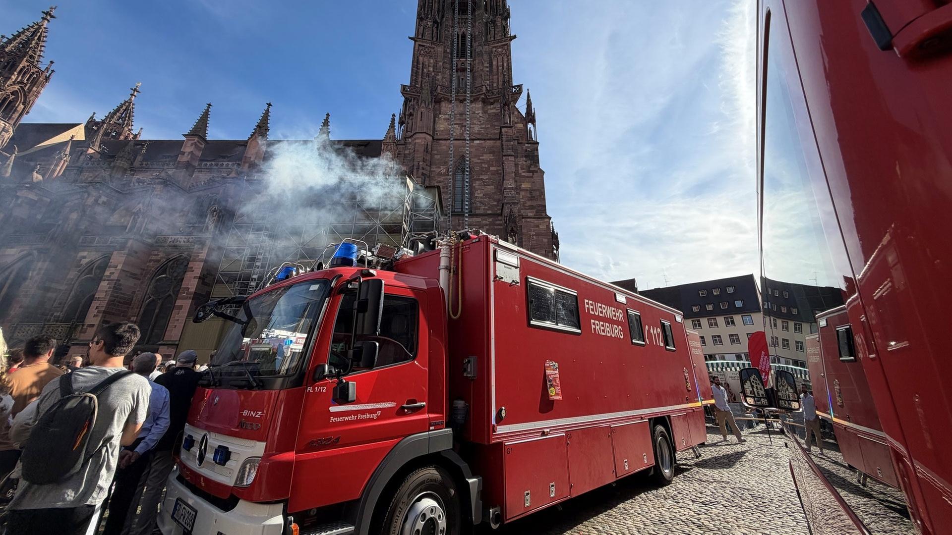 Auf dem Münsterplatz in Freiburg wird ein Feuerwehreinsatz simuliert. | SWR