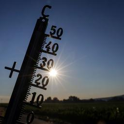Die Sonne scheint hinter einem Thermometer (Foto: picture alliance/dpa | Thomas Warnack) 