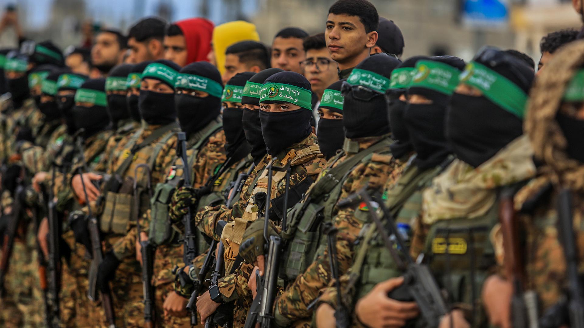 Bewaffnete Hamas-Kämpfer reihen sich auf. (Archivbild: 8.2.2025) | dpa