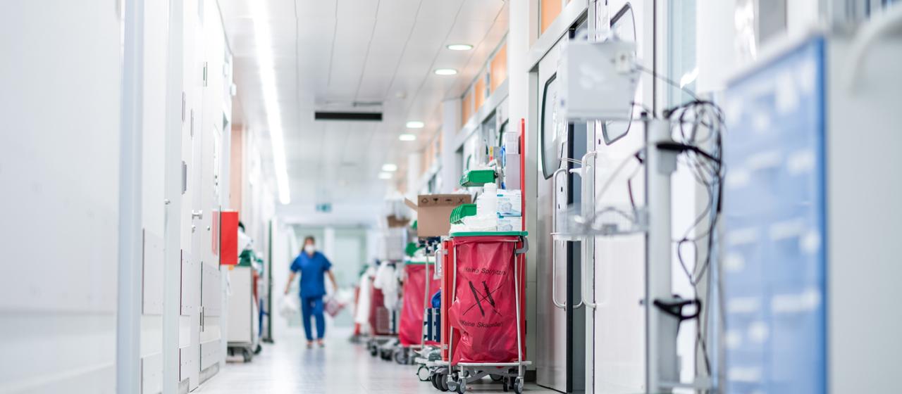Eine Pflegerin in einem Krankenhausgang