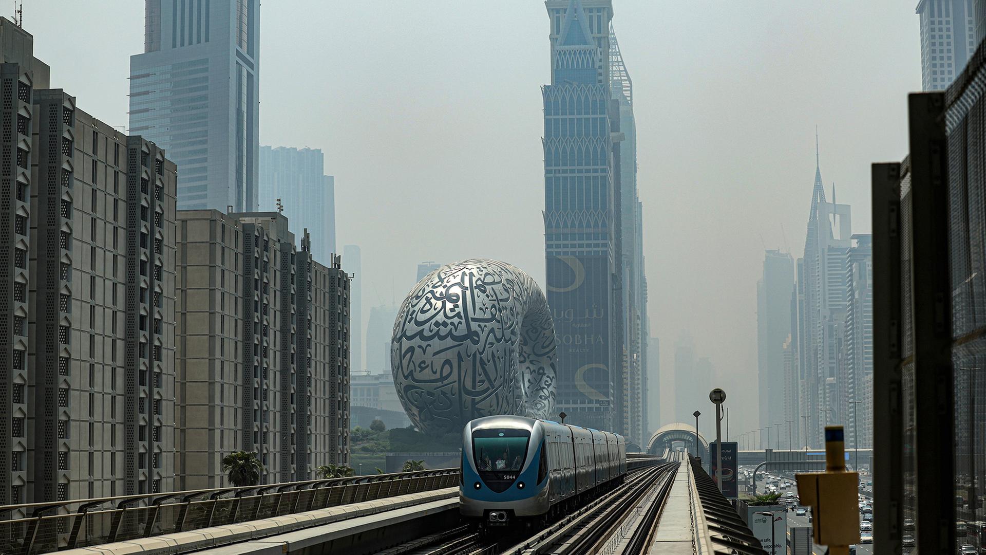 Züge der Metro Dubai treffen an der Station 