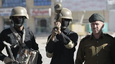 Anhänger der Huthi-Rebellen begleiten in Sanaa (Jemen) neu rekrutierte Huthi-Kämpfer bei einer Zeremonie am Ende ihrer Ausbildung